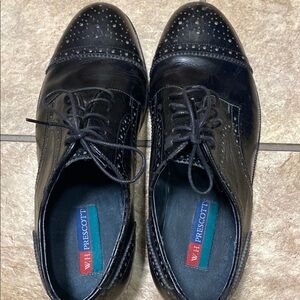 Black Oxford 9.5W Dress Shoes with Cap-Toe and Polished Leather Finish